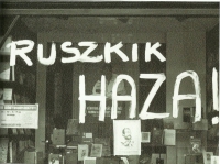 Надпись на витрине книжного магазина: «Русские, домой!»