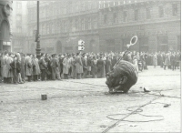 Венгрия, 1956. Разрушение памятника Сталину. Голова памятника на площади Лизы Благи