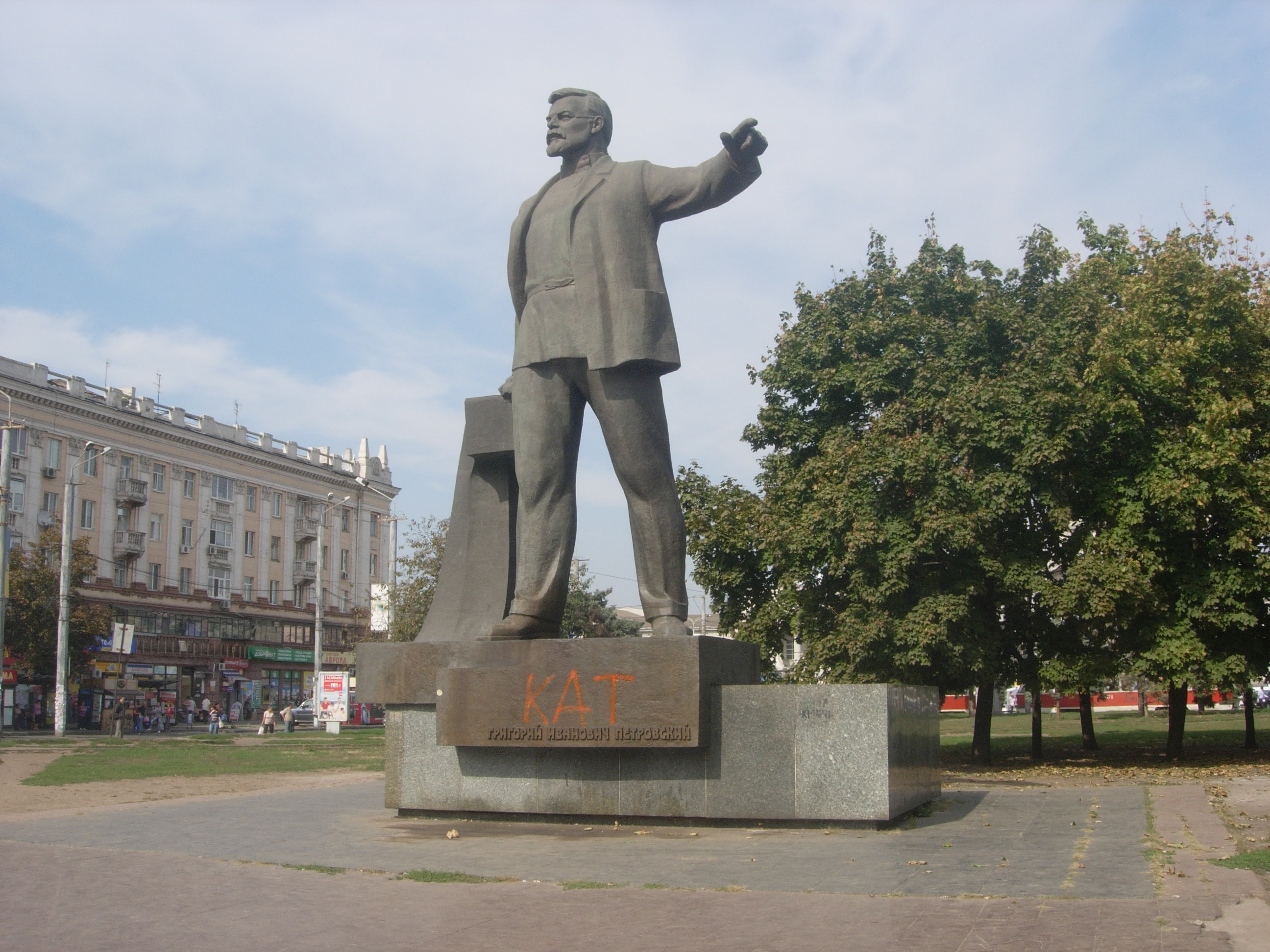 Процесс десталинизации начался в. Памятник Ленину во Львове. Десталинизация общества. Десталинизация Украины. Десоветизация памятникопад.