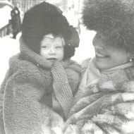 Сошнева Г.Н. с сыном, одетым в её детскую шубку. Февраль 1992 г.