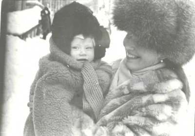 Сошнева Г.Н. с сыном, одетым в её детскую шубку. Февраль 1992 г.