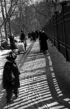 Патриаршие пруды, оттепель. Москва. 1960-е годы. Фото Бориса Косарева, boriskosarev.com