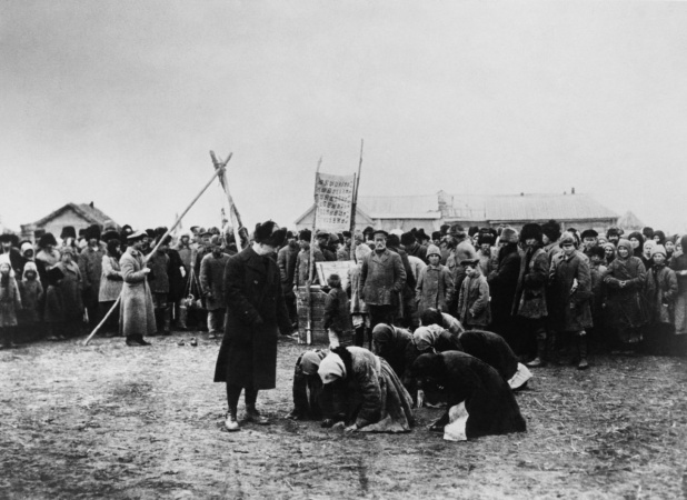 Американская администрация помощи раздает еду в Поволжье, 1921 год Фото: Everett Collection/East News